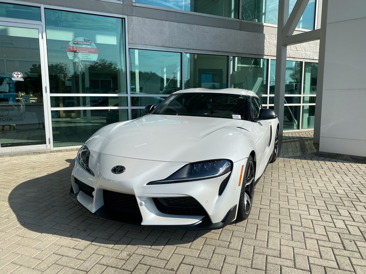 Voiture de sport blanche pour illustrer une estimation voiture CUPRA